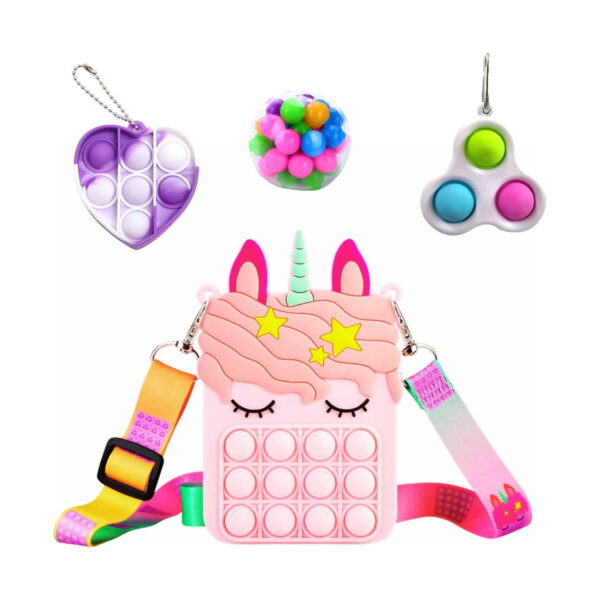 Set Pop It unicorn cu geantă și accesorii, prezentare pe alb: geantă unicorn roz cu curele, breloc inimă mov