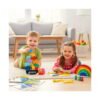 set-puzzle-montessori-din-lemn-utilizare-2 Set Montessori din lemn, 7 jucării, băiat culcat pe covor cu turnul de animale pe baza Animal Balance și fetiță care așază piese