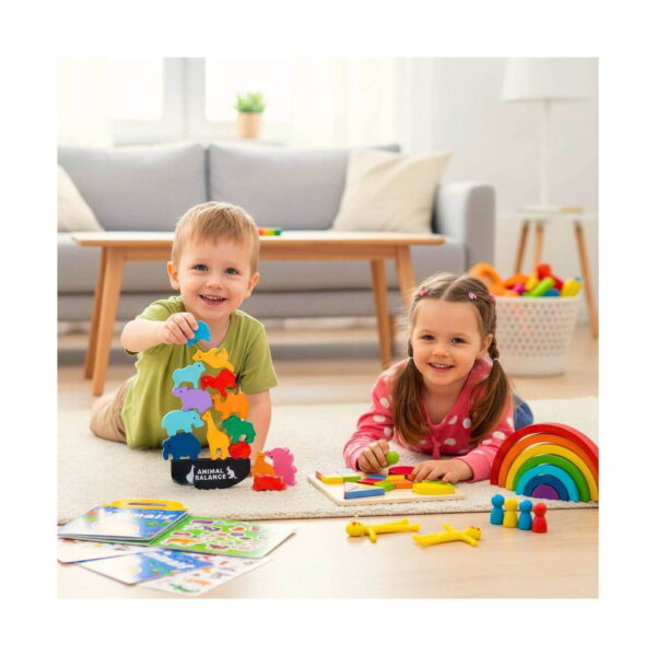 set-puzzle-montessori-din-lemn-utilizare-2 Set Montessori din lemn, 7 jucării, băiat culcat pe covor cu turnul de animale pe baza Animal Balance și fetiță care așază piese