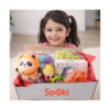 set-senzorial-concentrare-si-distractie-utilizare Set senzorial Concentrare și distracție, fetiță zâmbind în spatele unei cutii Spoki deschise