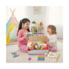 set-senzorial-concentrare-si-distractie-utilizare-2 Set senzorial Concentrare și distracție, două fetițe așezate pe covor lângă cutia deschisă; cea mare ține cutia IQ Ball