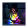 set-senzorial-licurici-cu-16-jucarii-luminoase-utilizare Set senzorial Licurici cu 16 jucării luminoase, fetiță într-o cameră întunecată, cu tuburi luminoase colorate încolăcite