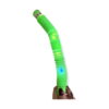 set-senzorial-licurici-cu-16-jucarii-luminoase-utilizare-3 Set senzorial Licurici cu 16 jucării luminoase, tub Pop verde luminos, parțial extins și curbat, ținut în mână.