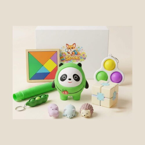Set senzorial panda și Prieteni, prezentare pe fundal crem: tangram din lemn, cutie Spoki, tub verde, panda squishy verde