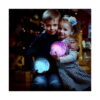 Set senzorial planete cu lampă 3D și Simple Dimple, doi copii într-o cameră întunecată, decorată festiv