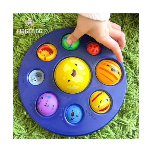Set senzorial planete cu lampă 3D și Simple Dimple, degetul unui copil apasă bula verde-albastră a Pământului pe discul mov