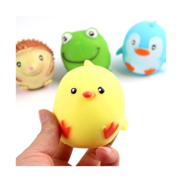 set-squishies-animale-silicon-dimensiuni Set squishies animale, puișorul galben ținut între degete în prim-plan, cu ariciul, broscuța și pinguinul neclari în fundal