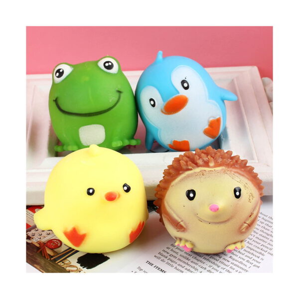 set-squishies-animale-silicon-lifestyle Set squishies animale, broscuța verde și pinguinul albastru în spate, puișorul galben și ariciul maro în față, pe fundal roz