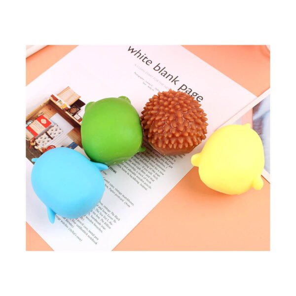 set-squishies-animale-silicon-spate Set squishies animale, vedere din spate și de sus a celor patru figurine așezate pe o revistă