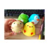 Set squishies animale, o mână ține ariciul și puișorul în fața unei tastaturi cu iluminare colorată