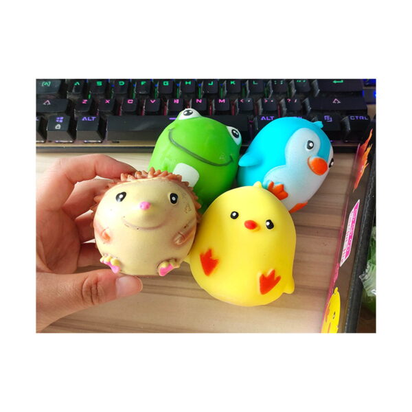set-squishies-animale-silicon-utilizare Set squishies animale, o mână ține ariciul și puișorul în fața unei tastaturi cu iluminare colorată