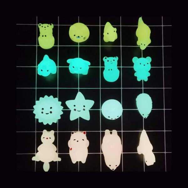 set-squishies-luminoase-jucarii-antistres-iluminat Set squishies luminoase, șaisprezece figurine care strălucesc verde-turcoaz în întuneric