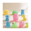set-squishies-luminoase-jucarii-antistres-lifestyle Set squishies luminoase, scenă decorativă pe material alb, cu o figurină roz de urs în prim-plan și celelalte modele colorate