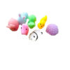 set-squishy-fidget-continut Set squishy Fidget, șapte figurine squishy pe fundal alb: un iepuraș roz, un iepuraș bleu, o broscuță verde