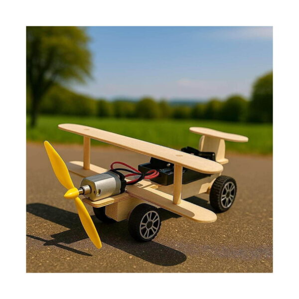 set-steam-concurenti-in-misiune-3-in-1-detaliu Set STEAM Concurenți în misiune, prim-plan în aer liber cu avionul din lemn asamblat, cu motorul, cablurile și elicea galbenă