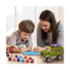 set-steam-concurenti-in-misiune-3-in-1-utilizare-2 Set STEAM Concurenți în misiune, băiat și o femeie la masă pictând, cu jeepul din lemn pictat verde