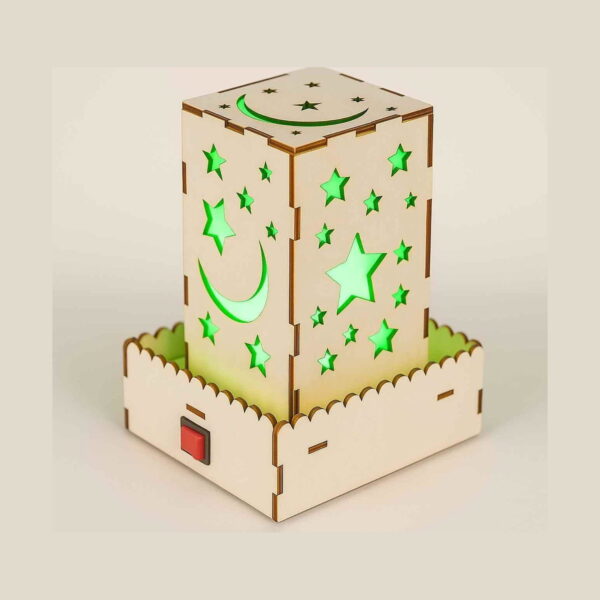 set-stem-3-in-1-exploratorul-iluminat-2 Set STEM 3 în 1 Exploratorul, lampa aprinsă cu lumină verde, vedere frontal-laterală, cu bază tip gard și buton roșu