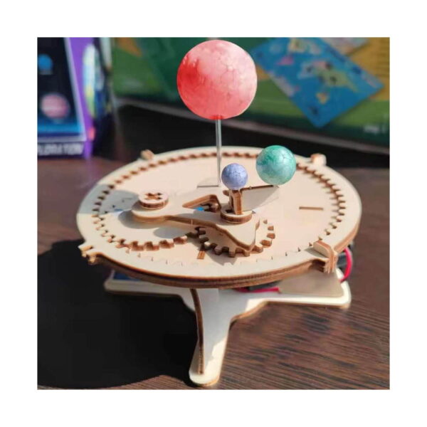 set-stem-inventii-detaliu-2 Set STEM Invenții, prim-plan cu modelul planetar pe o masă: platformă cu angrenaje și trei sfere colorate