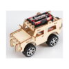 set-stem-inventii-model-asamblat Set STEM Invenții, jeep din lemn natur asamblat, cu patru roți negre și două baterii roșii în suportul de pe plafon