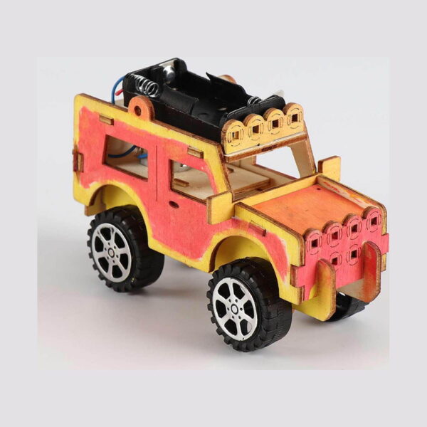 set-stem-inventii-model-asamblat-2 Set STEM Invenții, jeep din lemn pictat în roz-portocaliu, cu suport de baterii negru gol pe plafon și patru roți negre