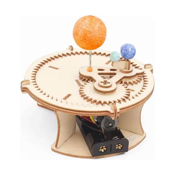 set-stem-inventii-model-asamblat-5 Set STEM Invenții, model planetar din lemn: sferă portocalie mare deasupra, două sfere mici albastre pe brațe