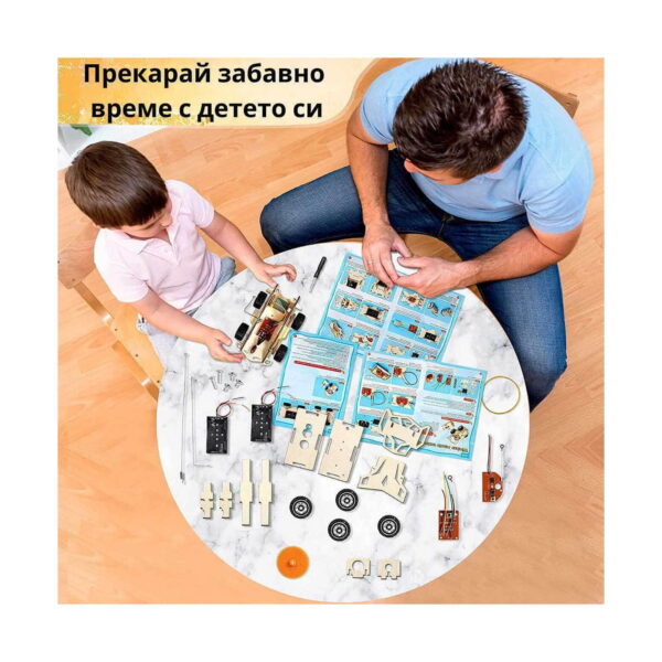 set-stem-vehicule-utilizare-3 Set STEM vehicule, vedere de sus a unei mese rotunde la care un băiat și un bărbat lucrează; pe masă sunt fișe albastre