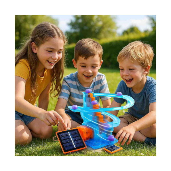 set-stiintific-pentru-copii-3-in-1-fizica-chimie-si-energie-utilizare-2 Set științific pentru copii 3 în 1 Fizică, trei copii pe iarbă în jurul circuitului spiralat cu bile