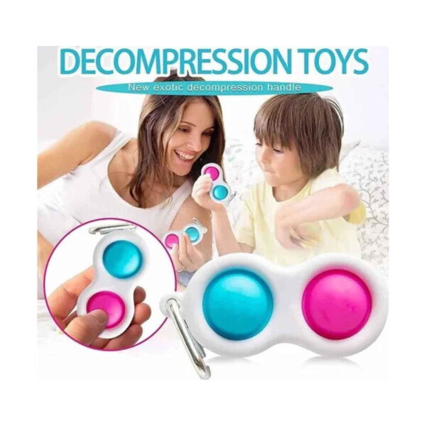 Simple Dimple cu 2 butoane, banner publicitar cu textul DECOMPRESSION TOYS, o mamă și un copil care se joacă