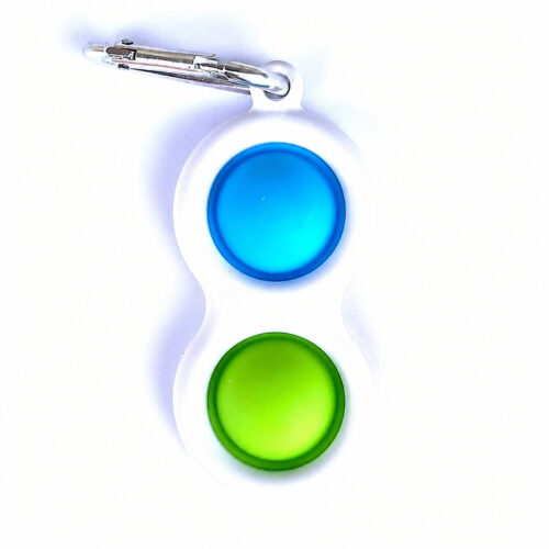 Simple Dimple cu 2 butoane, alb cu două butoane, unul albastru și unul verde, cu carabinieră