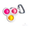 simple-dimple-cu-3-butoane-fucsia-si-galben-si-verde-2 Simple Dimple cu 3 butoane, alb cu butoane fucsia, roz și galben, cu carabinieră gri