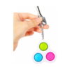 simple-dimple-cu-3-butoane-fucsia-si-galben-si-verde-utilizare Simple Dimple cu 3 butoane, o mână ține un breloc de chei cu un Simple Dimple alb, cu butoane verde, albastru și roz