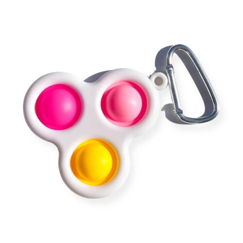 Simple Dimple cu 3 butoane, breloc Simple Dimple alb cu trei butoane: fucsia, roz și galben, cu carabinieră gri