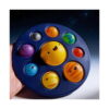 simple-dimple-planete Simple Dimple planete, disc mov ținut în mână, cu Soarele galben în centru și opt planete în relief