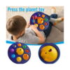 simple-dimple-planete-utilizare-3 Simple Dimple planete, montaj cu titlul Press the planet toy: un băiat întins pe canapea se joacă cu discul