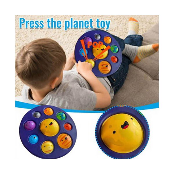 simple-dimple-planete-utilizare-3 Simple Dimple planete, montaj cu titlul Press the planet toy: un băiat întins pe canapea se joacă cu discul
