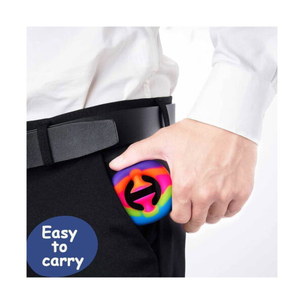 Snapperz multicolor din cauciuc, mână care ține un Snapperz multicolor lângă buzunarul unui pantalon negru