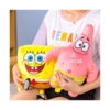 spongebob-si-patrick-patrick-din-plus-2 Jucărie de pluș Patrick, prim-plan cu aceleași două jucării de pluș, SpongeBob și Patrick, ținute în brațe