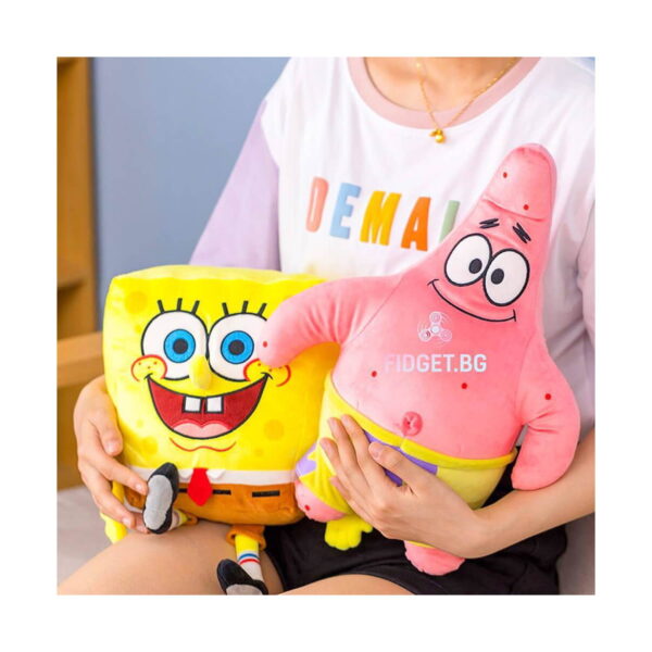 spongebob-si-patrick-patrick-din-plus-2 Jucărie de pluș Patrick, prim-plan cu aceleași două jucării de pluș, SpongeBob și Patrick, ținute în brațe