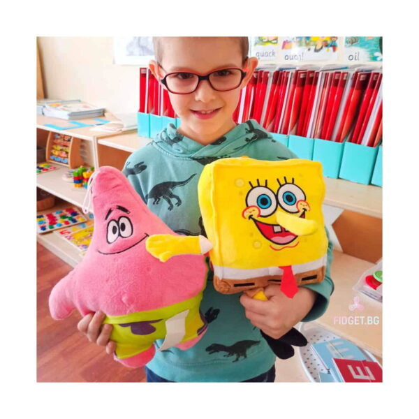 spongebob-si-patrick-patrick-din-plus-3 Jucărie de pluș Patrick, băiat cu ochelari, într-o clasă, ținând câte o jucărie de pluș în fiecare mână: Patrick roz