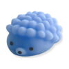 squishy-arici-detaliu Squishy arici, prim-plan cu ariciul albastru din lateral, bot deschis la culoare, ochi și nas negre