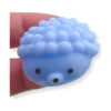 squishy-arici-utilizare Squishy arici, ariciul albastru ținut între degete, cu botul și ochii vizibili