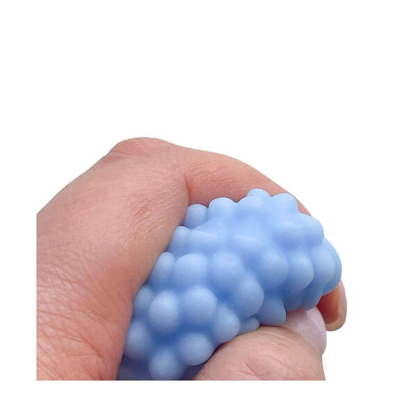 squishy-arici-utilizare-2 Squishy arici, ariciul albastru strâns în pumn, deformat între degete