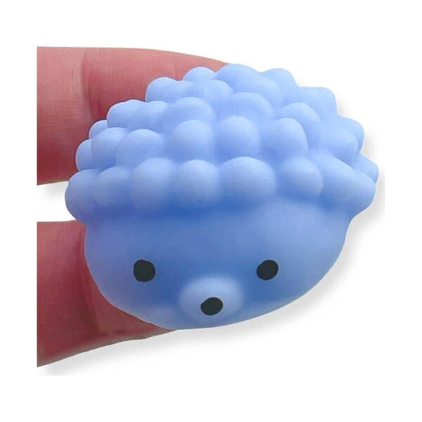 squishy-arici-utilizare Squishy arici, ariciul albastru ținut între degete, cu botul și ochii vizibili