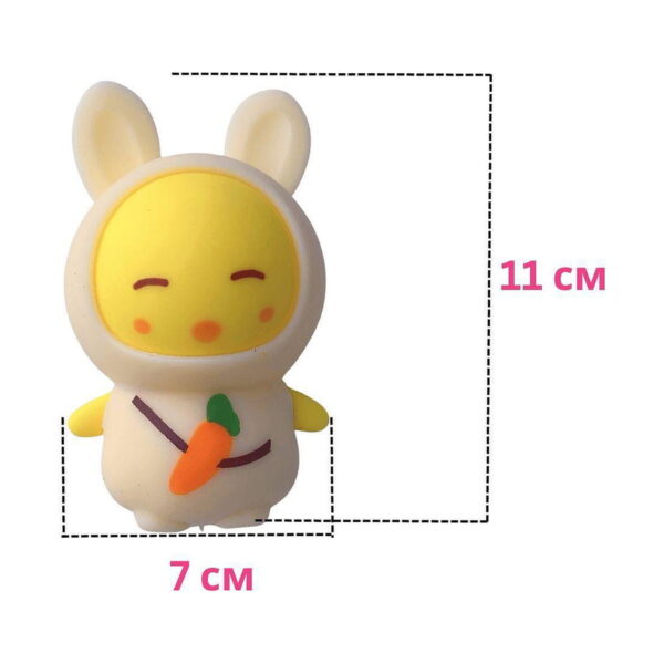 squishy-bebelus-morcovel-3 Squishy bebeluș morcovel, pe fundal alb, cu linii punctate și cotele 11 cm înălțime și 7 cm lățime