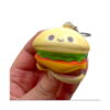 squishy-cheeseburger-mcdonald-s-2 Squishy Cheeseburger McDonald's, ținut între degete, cu inelul de chei în partea de sus