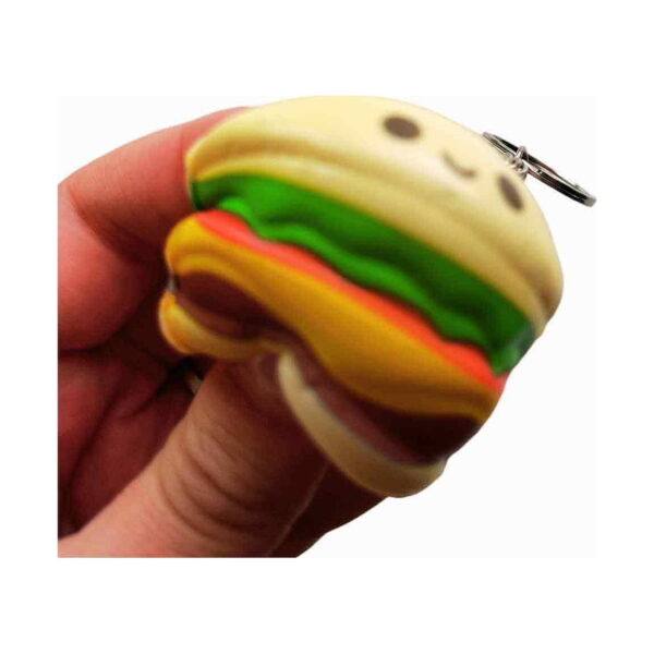 squishy-cheeseburger-mcdonald-s-3 Squishy Cheeseburger McDonald's, prim-plan cu cheeseburgerul squishy strâns în mână, straturile fiind turtite