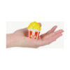 Squishy distractiv în formă de popcorn, squishy-ul popcorn așezat pe o palmă deschisă, pe fundal alb