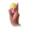 squishy-distractiv-in-forma-de-popcorn-3 Squishy distractiv în formă de popcorn, squishy-ul popcorn ținut între degete, cu fața zâmbitoare vizibilă