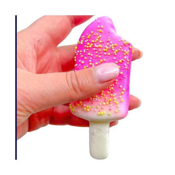 Squishy înghețată Deliciu roz, ținută în mână, vedere ușor diferită