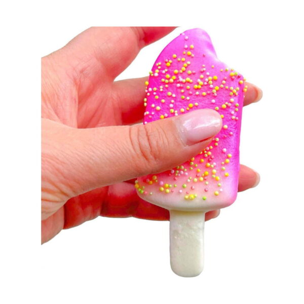 squishy-inghetata-deliciu-roz Squishy înghețată Deliciu roz, squishy roz cu bilute galbene și băț alb, ținută între degete